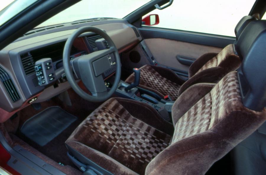 Интерьер Subaru XT 4WD Turbo 1985 года  (NA) (фото 2 из 12)